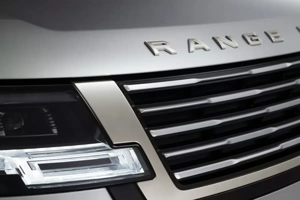 Range Rover SV Ultra впечатлява със своя интериор и вградени технологии
