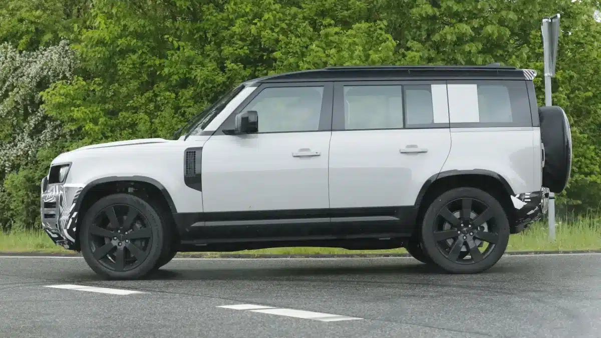 Land Rover Defender промени интериора и екстериора си