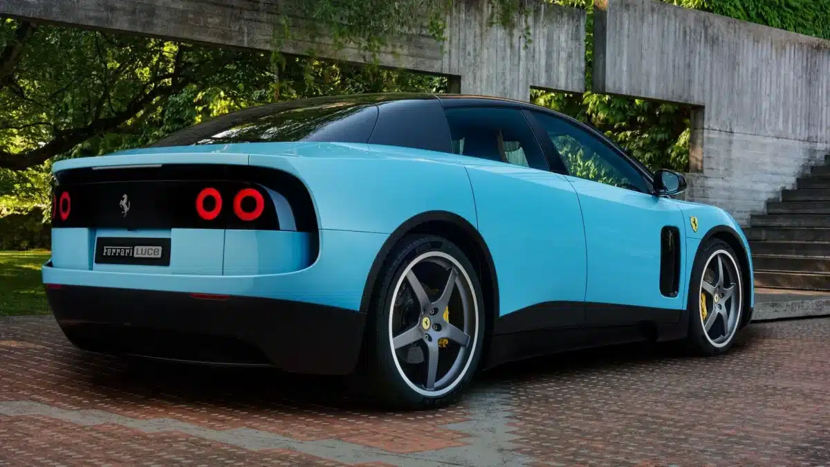 Ferrari представи Luce – първия си електромобил на цена от €550 000, създаден съвместно с бившия главен дизайнер на Apple
