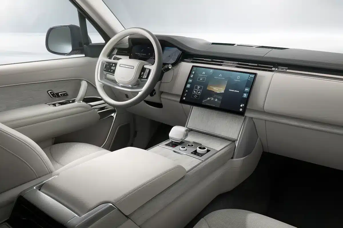 Range Rover SV Ultra впечатлява със своя интериор и вградени технологии