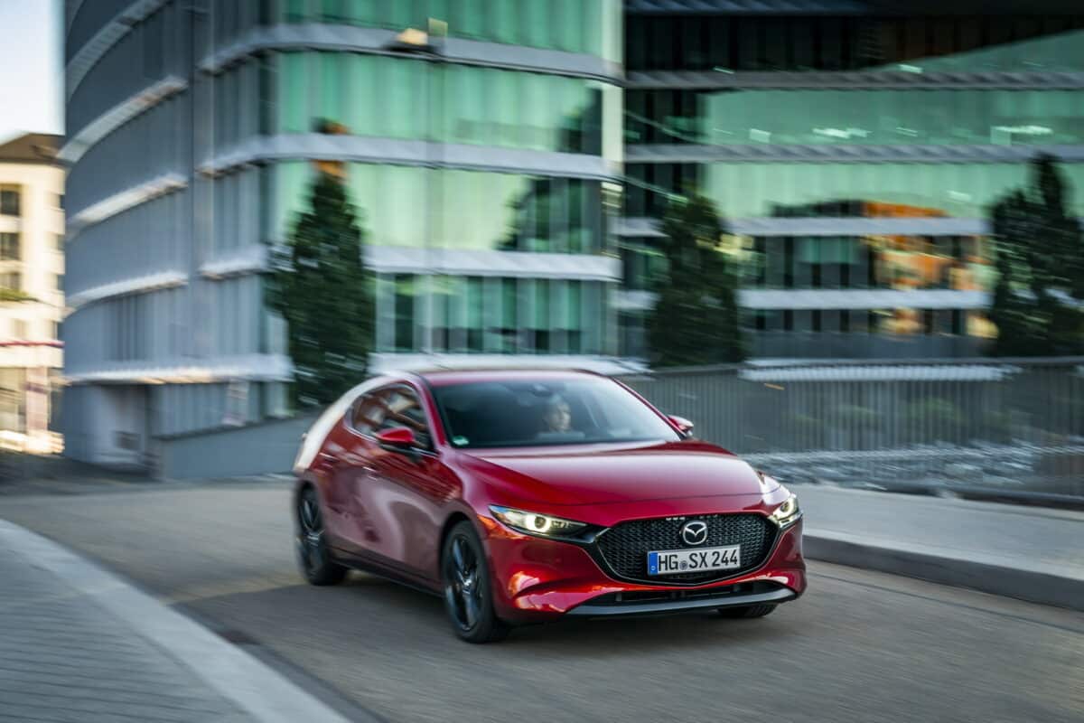 Mazda3 получи нови фарове и подобрения в нивото на безопасност