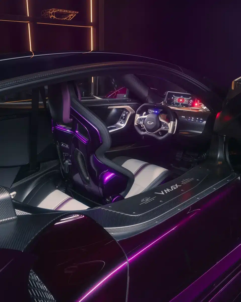 Лилавият Czinger 21C Vmax впечатлява дори на фона на екзотиката