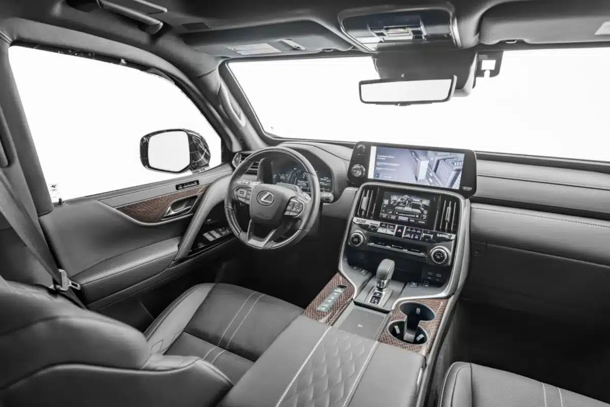 Бронираният Lexus LX 700 издържа на куршуми и гранати