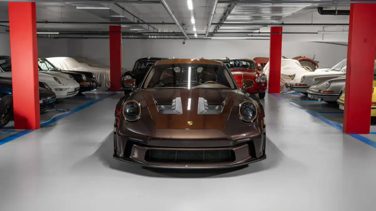 Кафявото Porsche 911 GT3 RS впечатлява с рядък стил