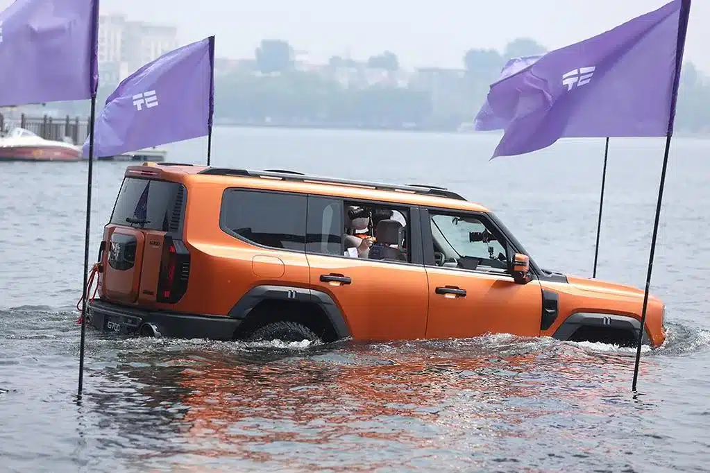 Jetour показа G700, който се движи по вода