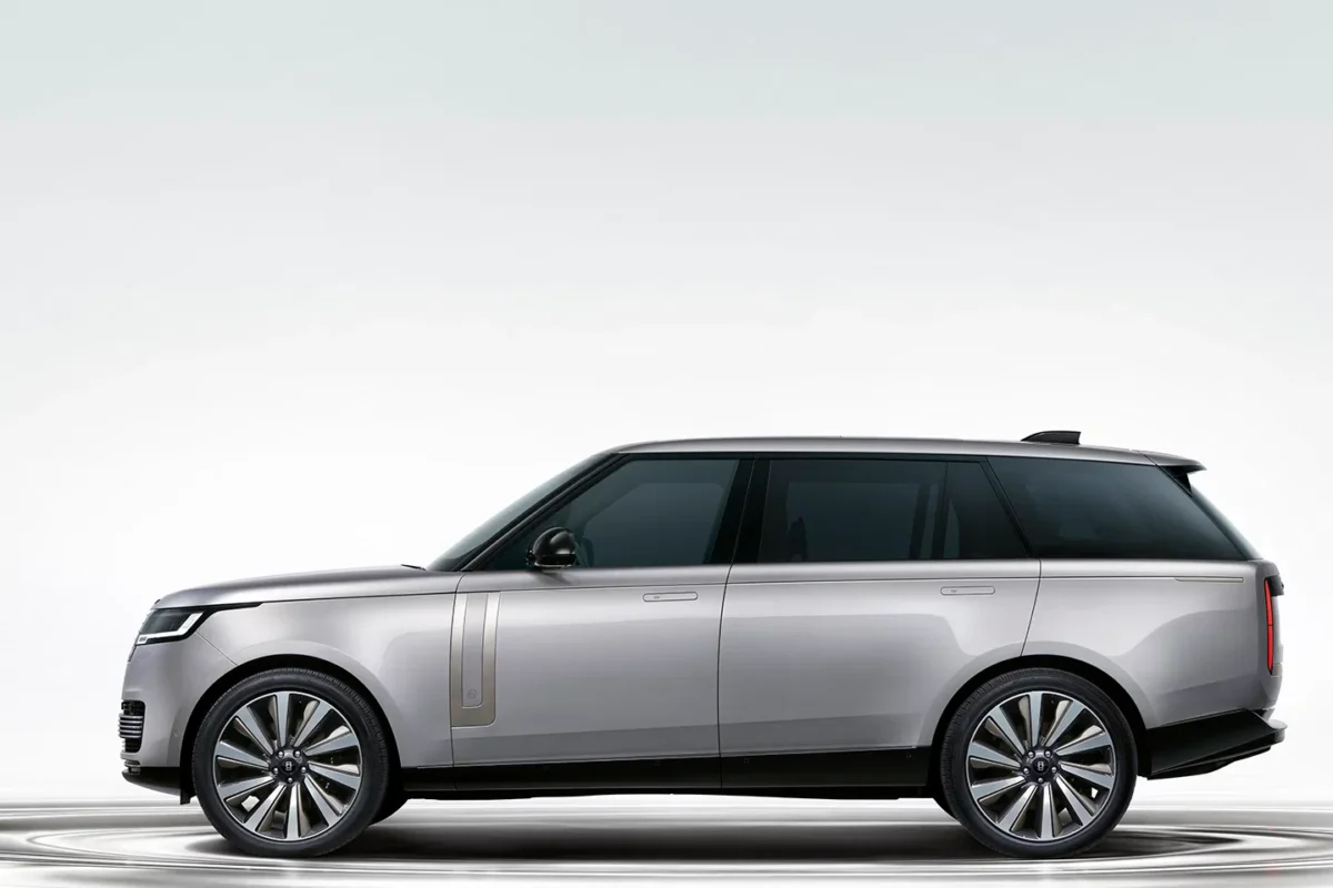 Range Rover SV Ultra впечатлява със своя интериор и вградени технологии