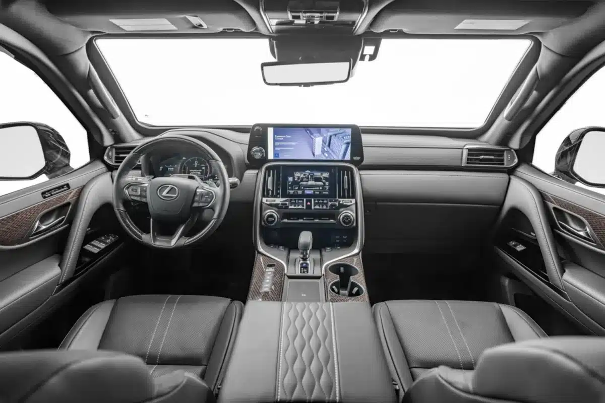 Бронираният Lexus LX 700 издържа на куршуми и гранати