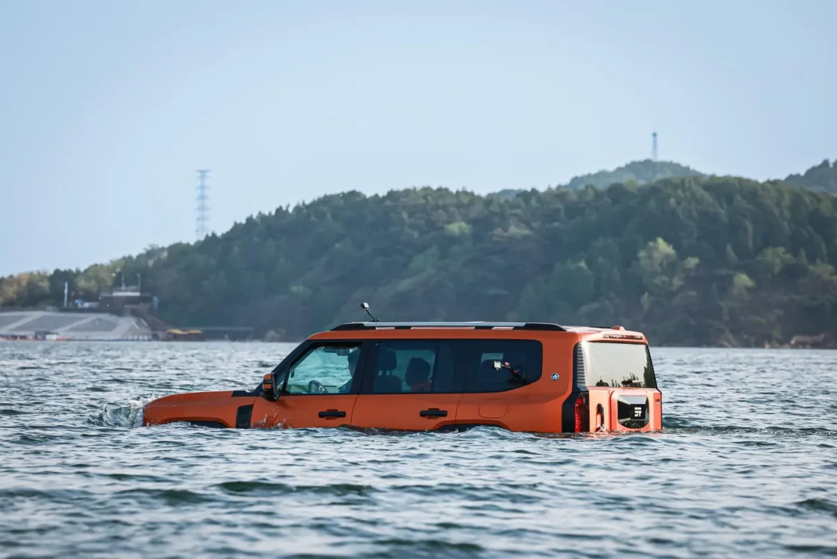 Jetour показа G700, който се движи по вода