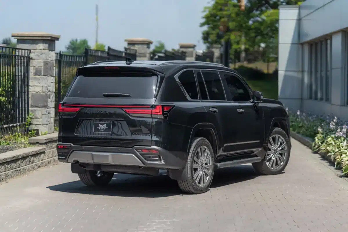 Бронираният Lexus LX 700 издържа на куршуми и гранати