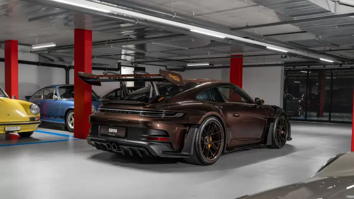 Кафявото Porsche 911 GT3 RS впечатлява с рядък стил