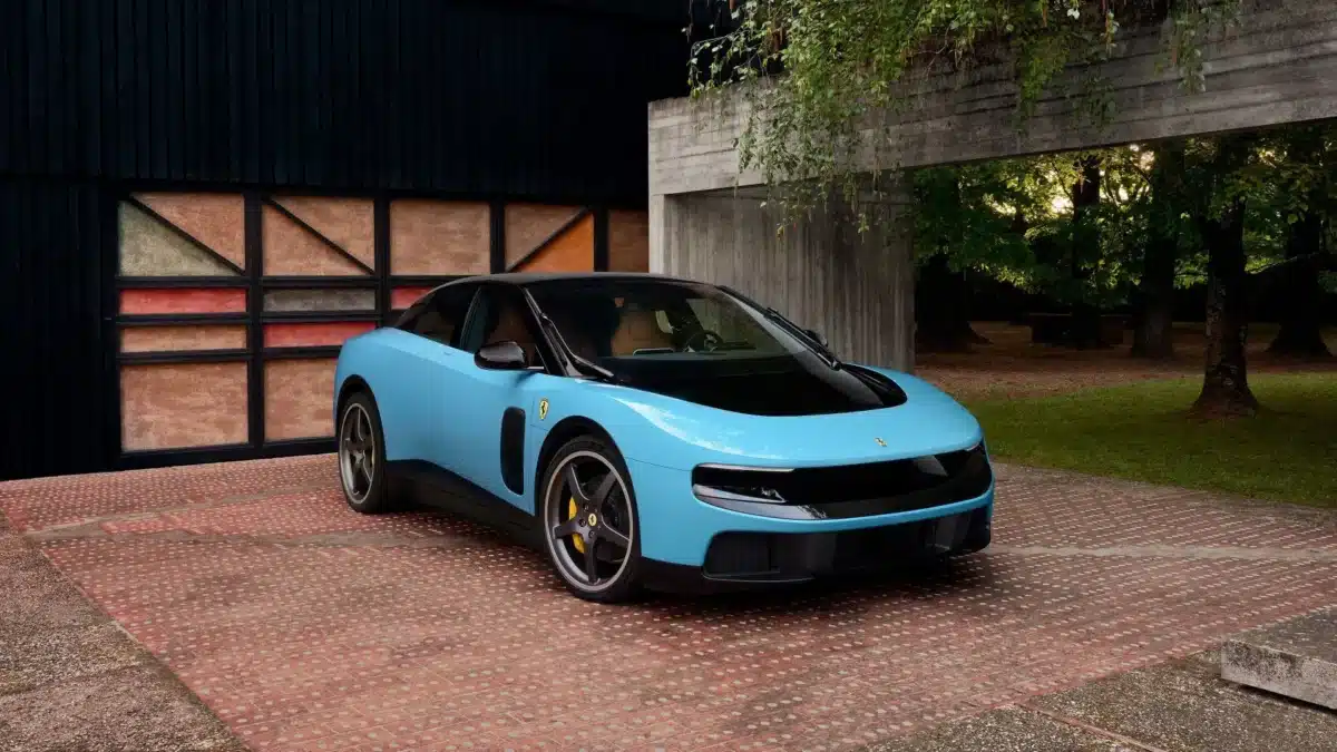 Ferrari представи Luce – първия си електромобил на цена от €550 000, създаден съвместно с бившия главен дизайнер на Apple