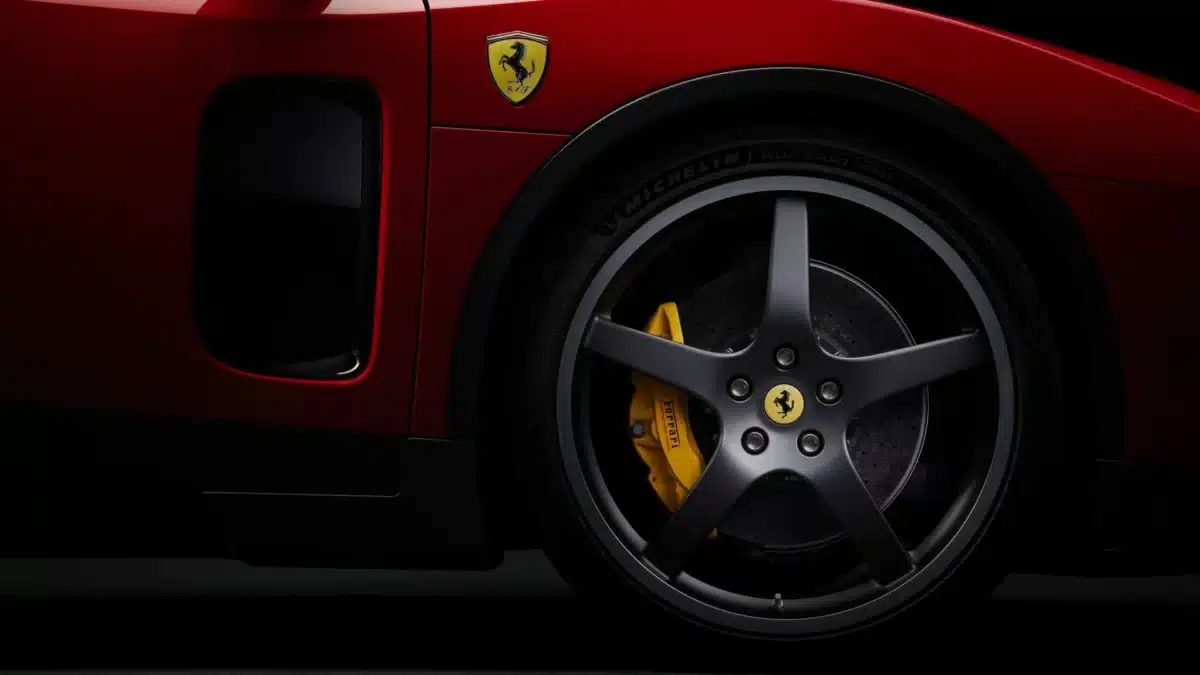 Ferrari представи Luce – първия си електромобил на цена от €550 000, създаден съвместно с бившия главен дизайнер на Apple