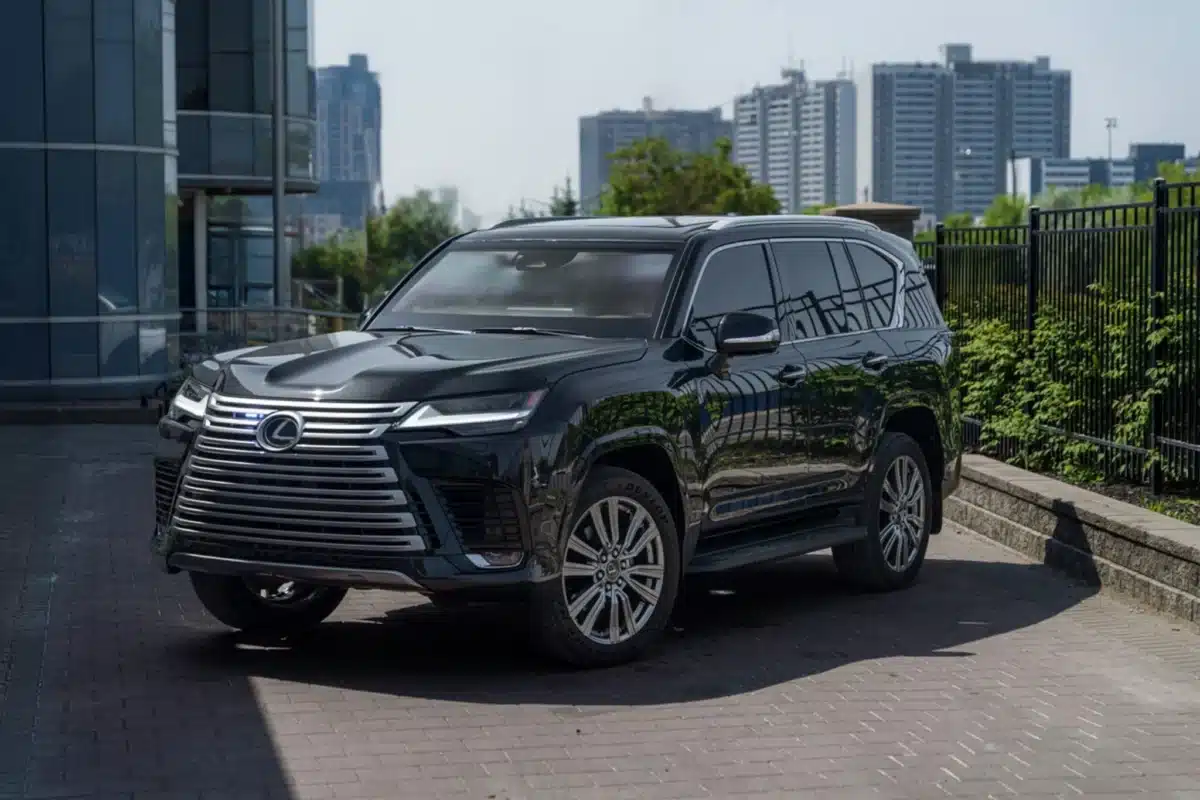 Бронираният Lexus LX 700 издържа на куршуми и гранати