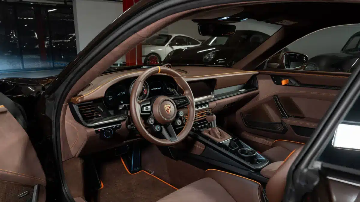 Кафявото Porsche 911 GT3 RS впечатлява с рядък стил