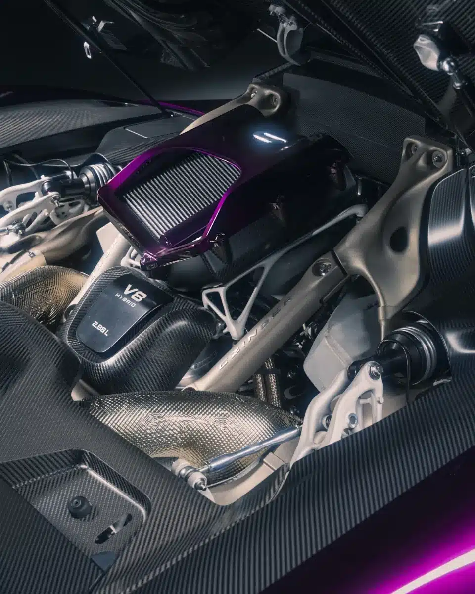 Лилавият Czinger 21C Vmax впечатлява дори на фона на екзотиката