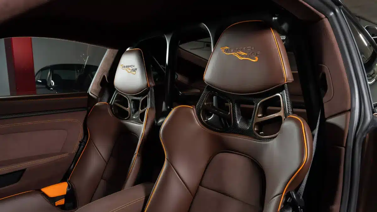 Кафявото Porsche 911 GT3 RS впечатлява с рядък стил