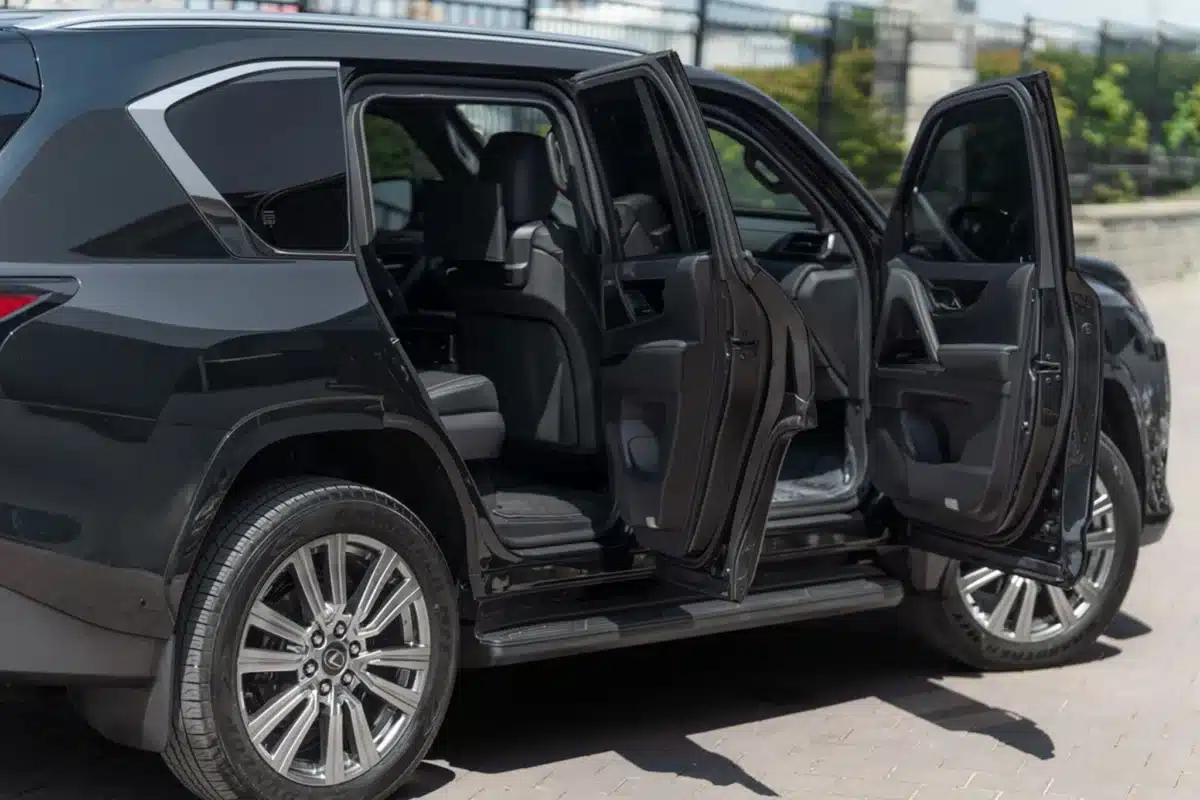 Бронираният Lexus LX 700 издържа на куршуми и гранати