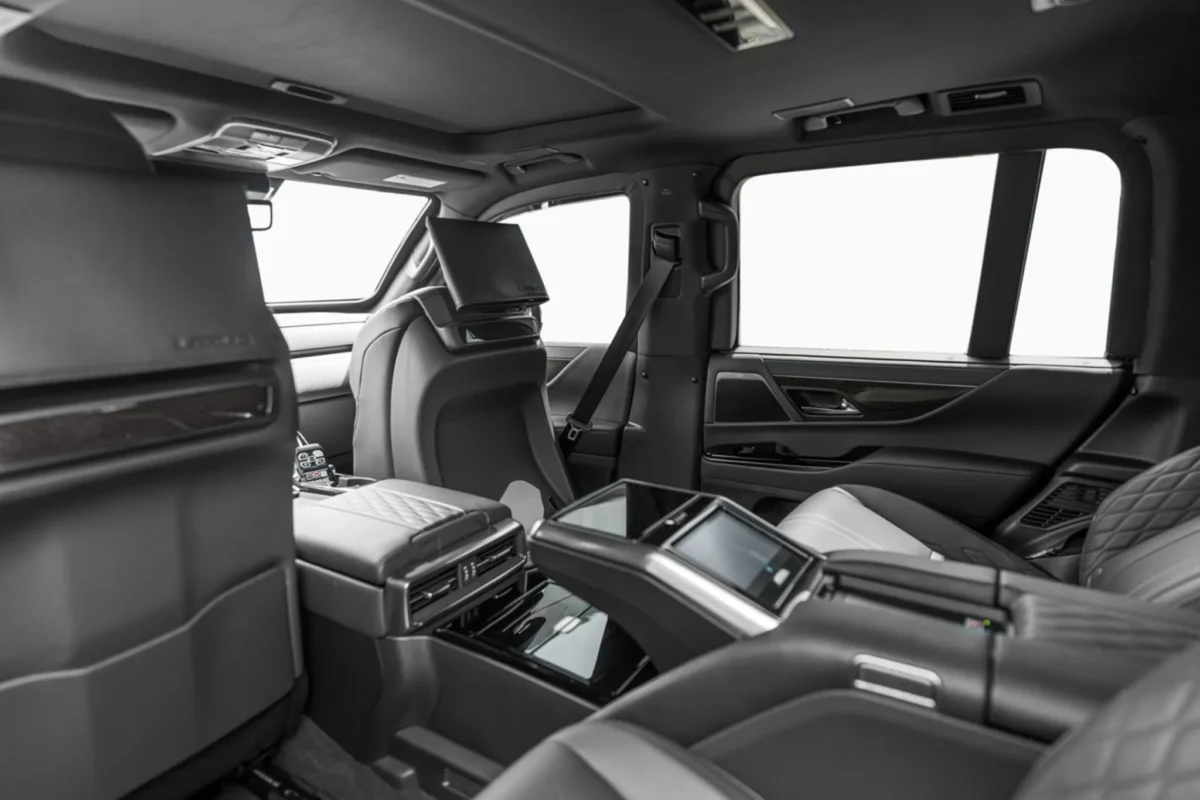 Бронираният Lexus LX 700 издържа на куршуми и гранати