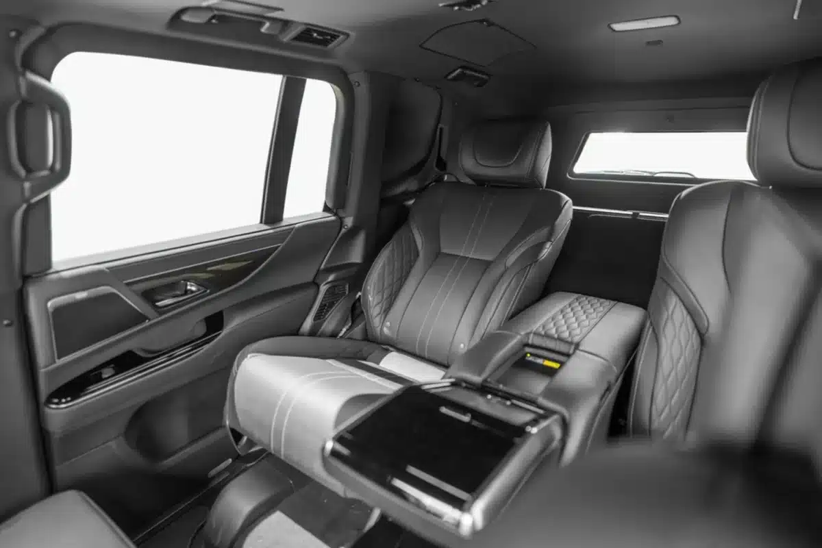Бронираният Lexus LX 700 издържа на куршуми и гранати