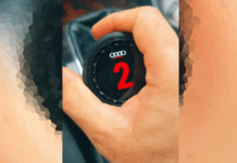 Ентусиаст превърна смарт часовник в цифров скоростен лост на Audi A4 от 2001 година