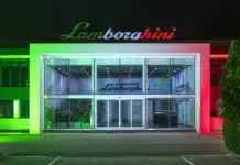 Шефът на Lamborghini обясни отказа от изцяло електрически суперколи след критиките към Ferrari Luce