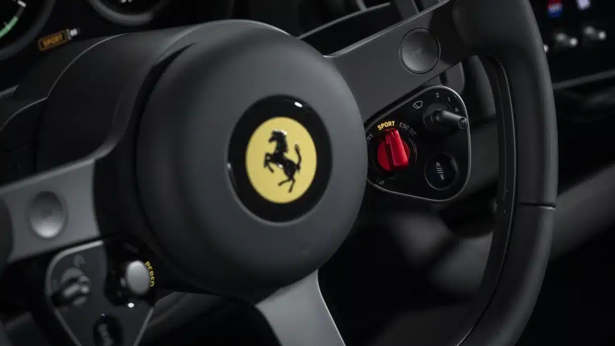 Ferrari представи Luce – първия си електромобил на цена от €550 000, създаден съвместно с бившия главен дизайнер на Apple