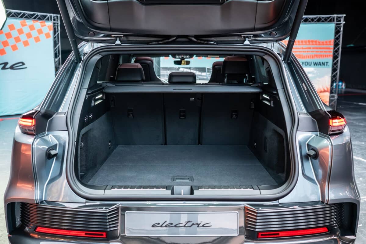 Карахме най-мощното Porsche в историята: 1156 к.с. и 2.5 секунди до 100 – това е Cayenne Turbo Electric