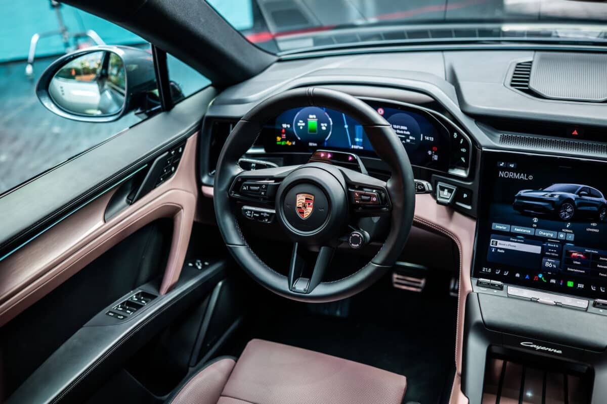 Карахме най-мощното Porsche в историята: 1156 к.с. и 2.5 секунди до 100 – това е Cayenne Turbo Electric