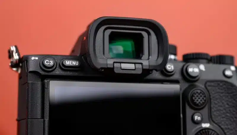 Sony представи A7R VI: пълноформатен безогледален фотоапарат с многослоен 66,8MP сензор за 99