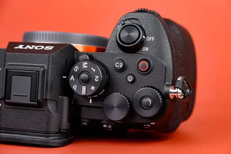 Sony представи A7R VI: пълноформатен безогледален фотоапарат с многослоен 66,8MP сензор за 99