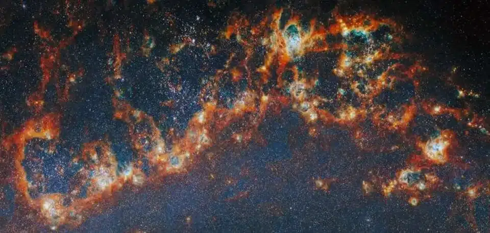 Космическа симфония от светлина: Hubble и JWST разкриват раждането на хиляди звездни купове