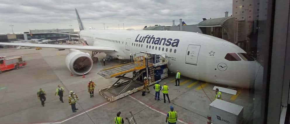 Чисто нов Boeing 787 на Lufthansa „клекна“ на носа минути преди полет до Лос Анджелис