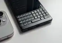 Вторият живот на QWERTY: Как телефоните с физическа клавиатура се завръщат след смъртта на BlackBerry