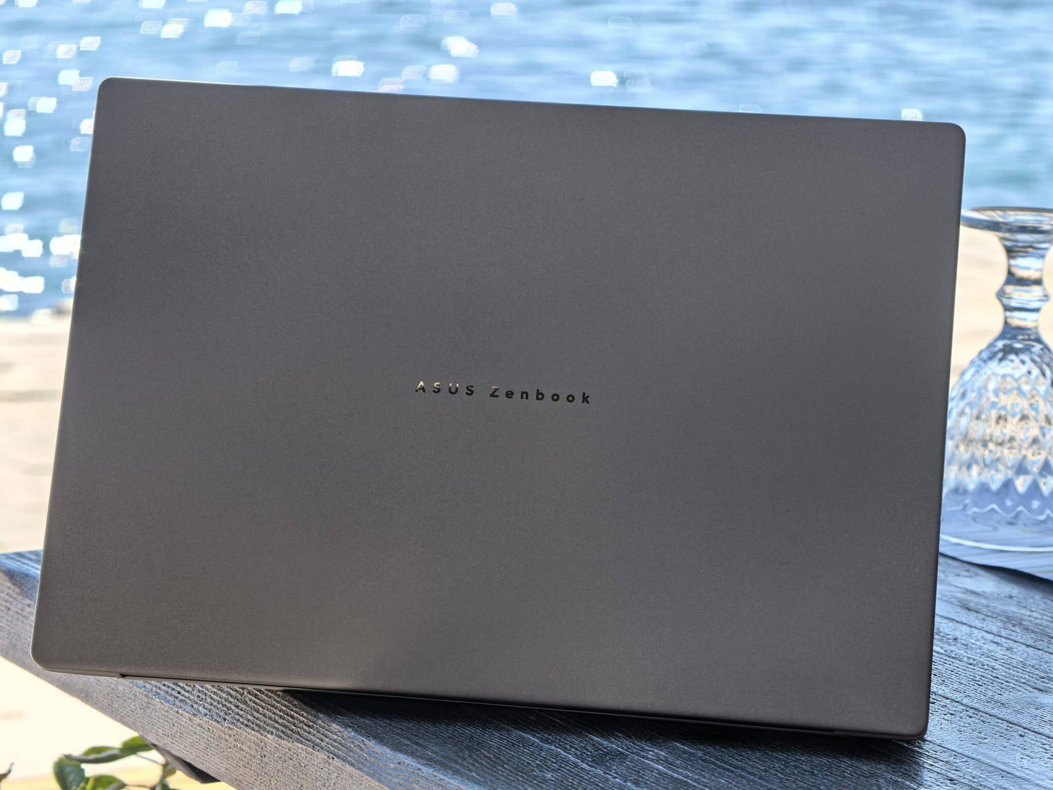ASUS Zenbook A16: Snapdragon X2 Elite Extreme показва как изглежда бъдещето на Windows лаптопите