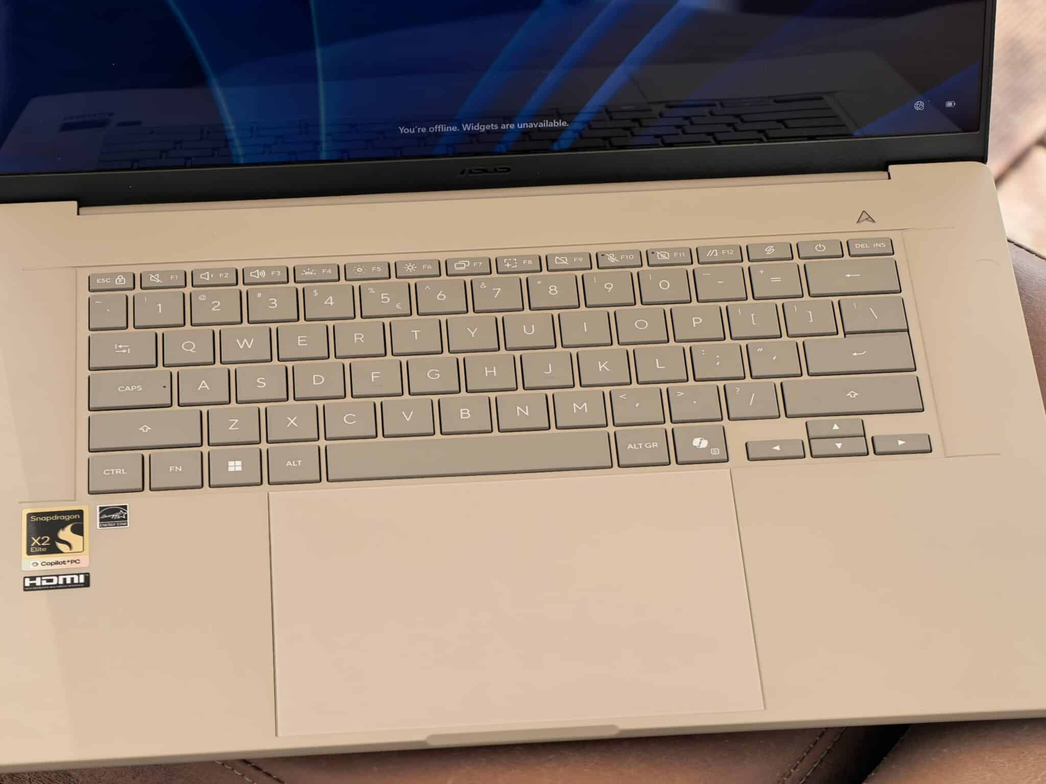 ASUS Zenbook A16: Snapdragon X2 Elite Extreme показва как изглежда бъдещето на Windows лаптопите