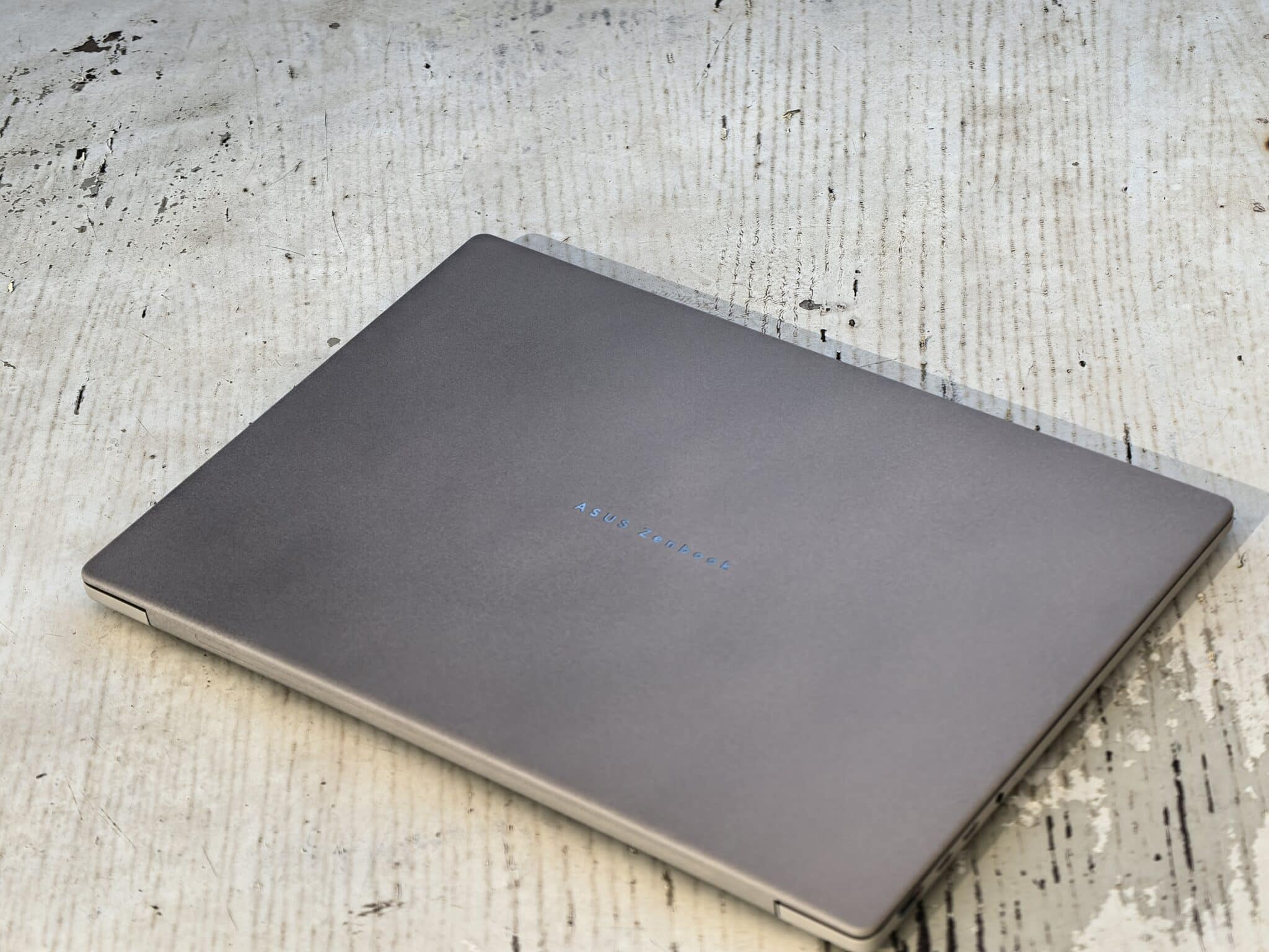 ASUS Zenbook A16: Snapdragon X2 Elite Extreme показва как изглежда бъдещето на Windows лаптопите