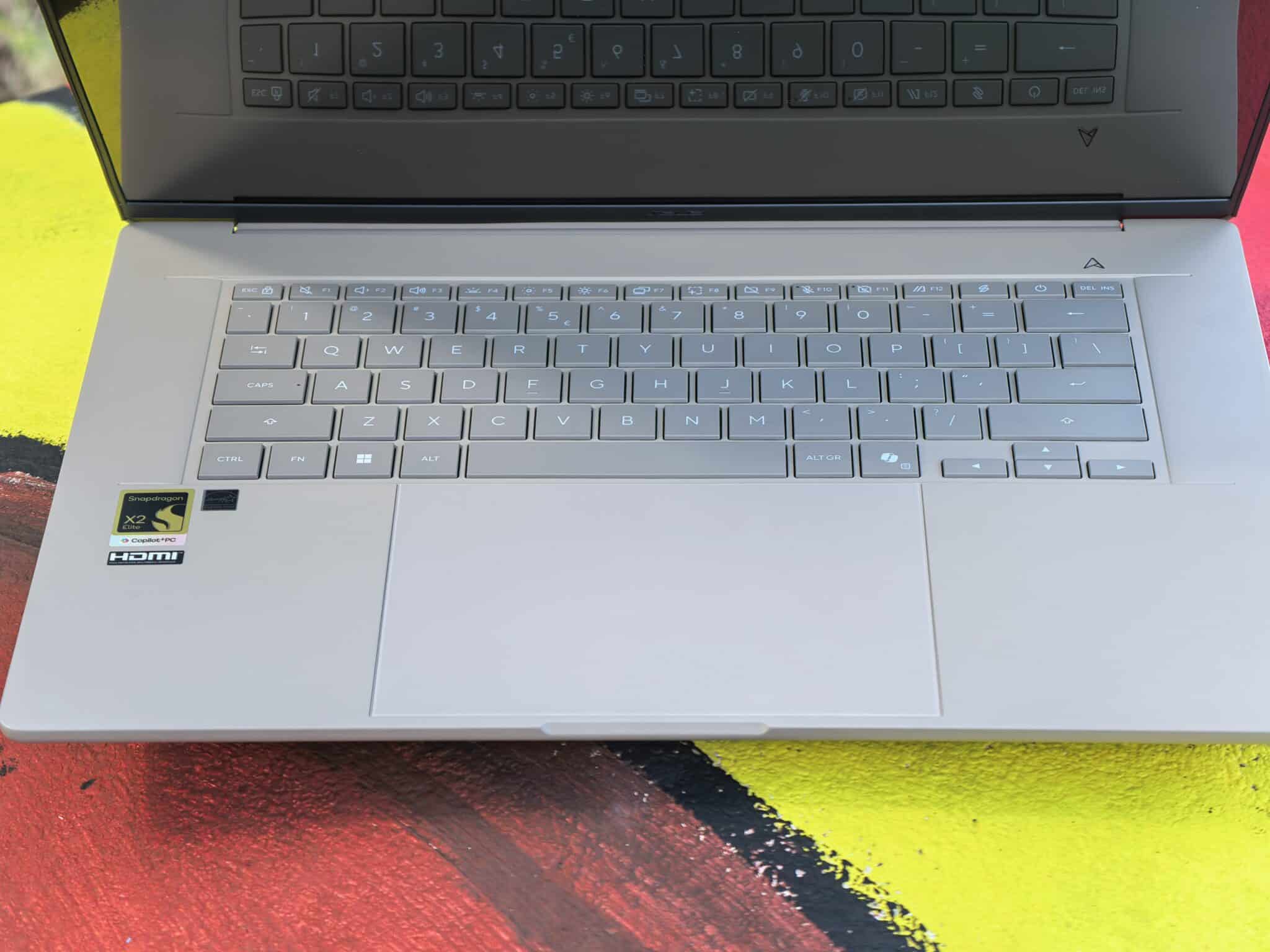 ASUS Zenbook A16: Snapdragon X2 Elite Extreme показва как изглежда бъдещето на Windows лаптопите