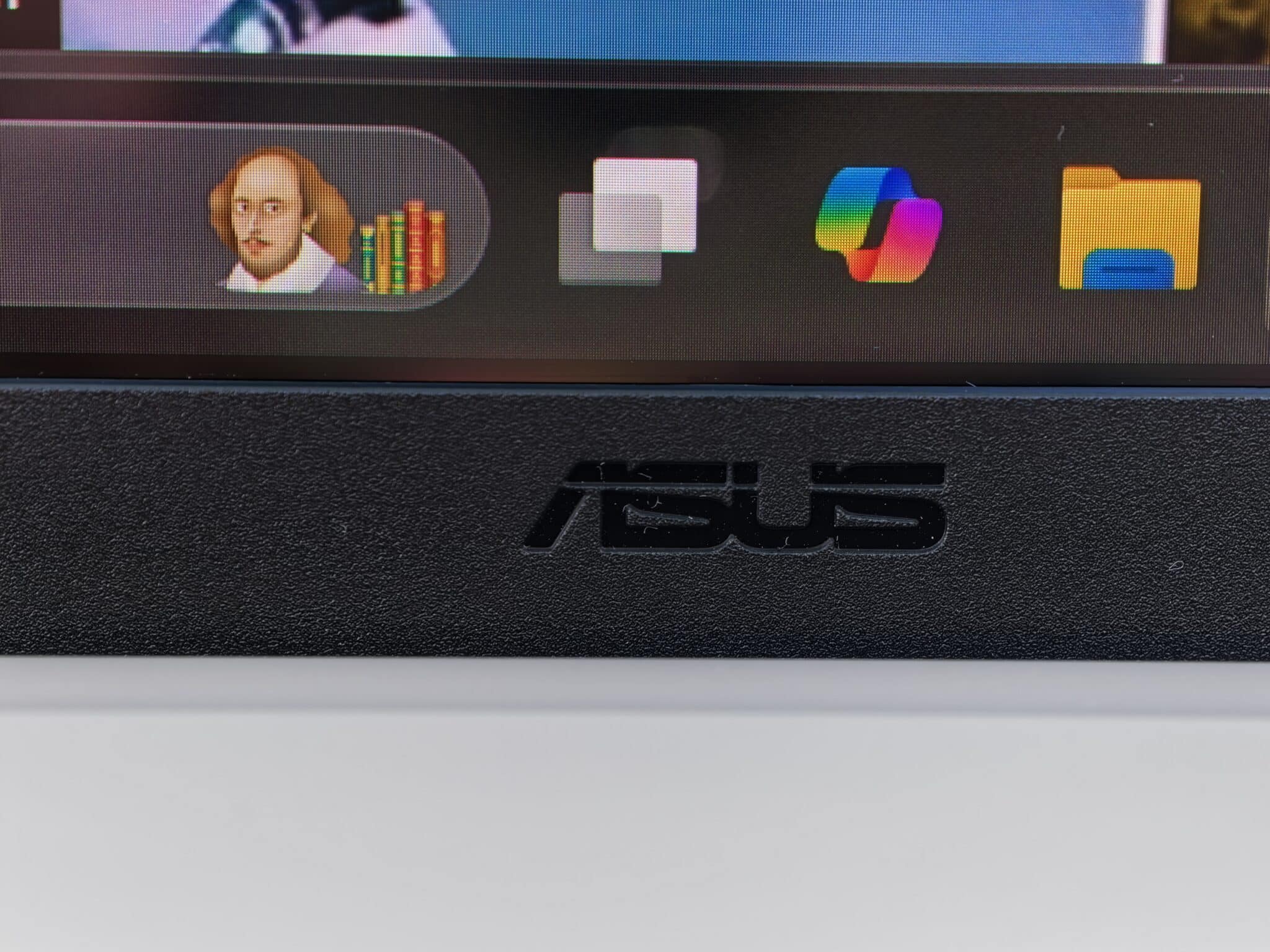ASUS Zenbook A16: Snapdragon X2 Elite Extreme показва как изглежда бъдещето на Windows лаптопите