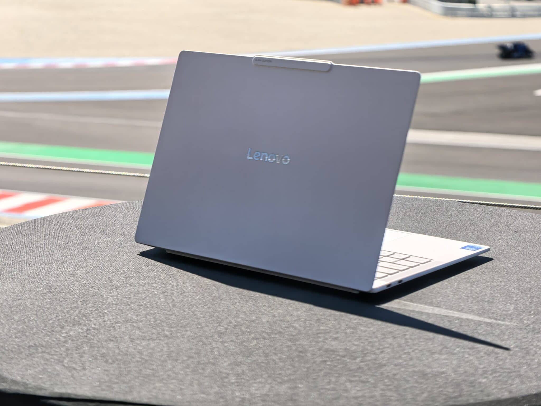 Lenovo Yoga Slim 7 Aura Edition: лаптопът под килограм, който може да ви накара да забравите за MacBook Air