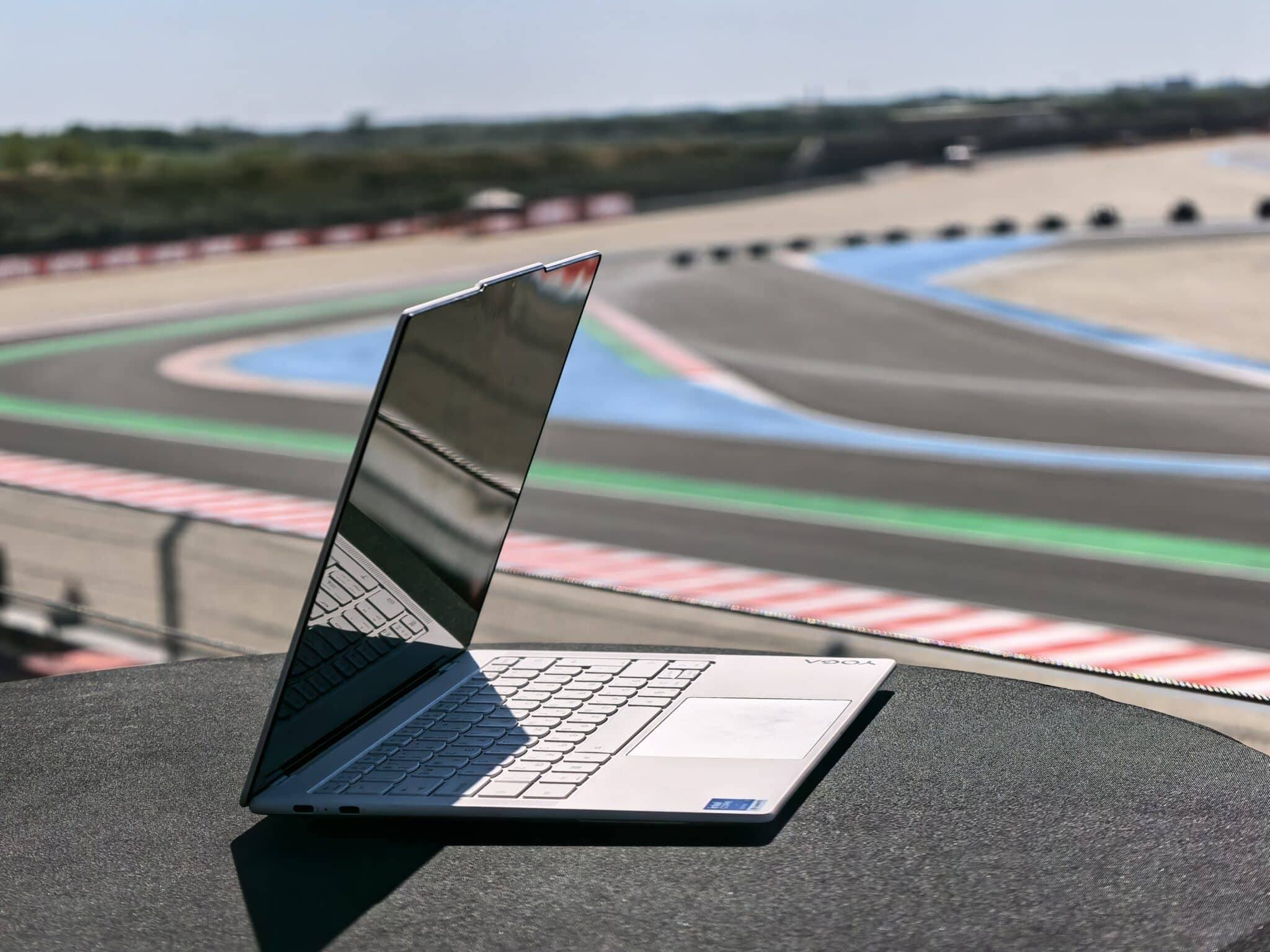 Lenovo Yoga Slim 7 Aura Edition: лаптопът под килограм, който може да ви накара да забравите за MacBook Air