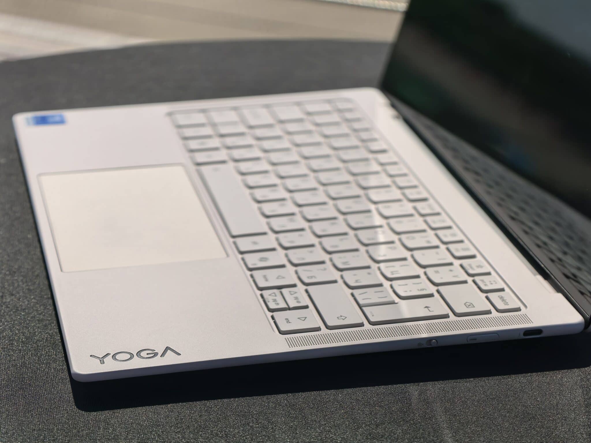 Lenovo Yoga Slim 7 Aura Edition: лаптопът под килограм, който може да ви накара да забравите за MacBook Air