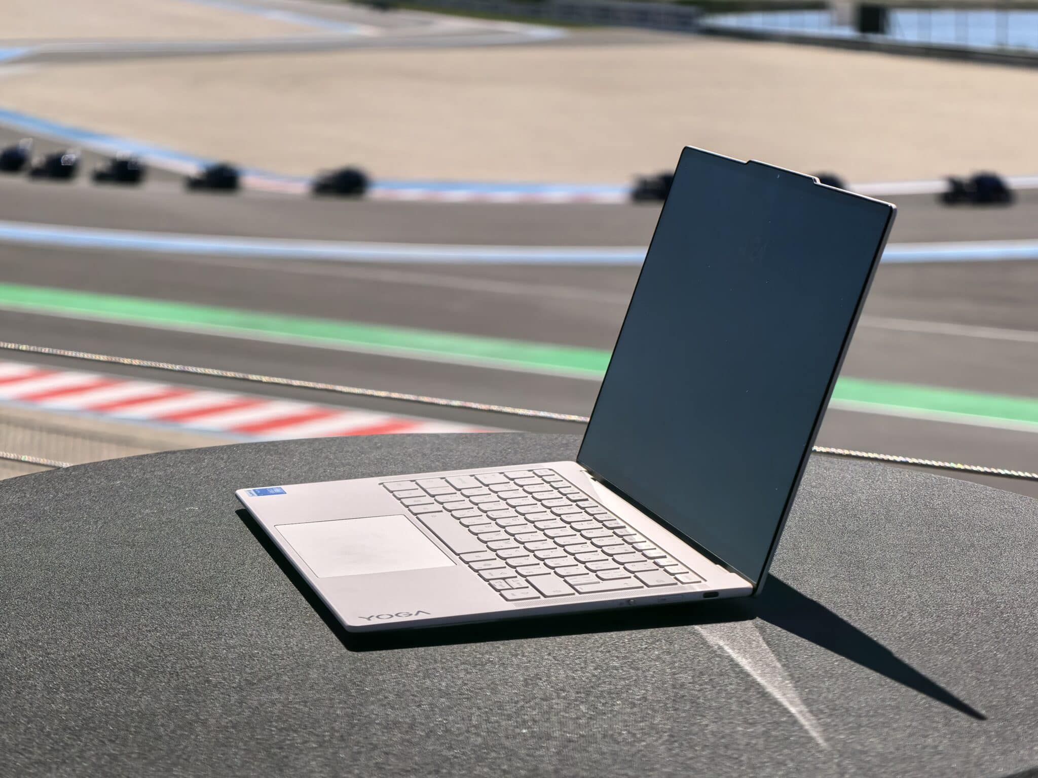 Lenovo Yoga Slim 7 Aura Edition: лаптопът под килограм, който може да ви накара да забравите за MacBook Air