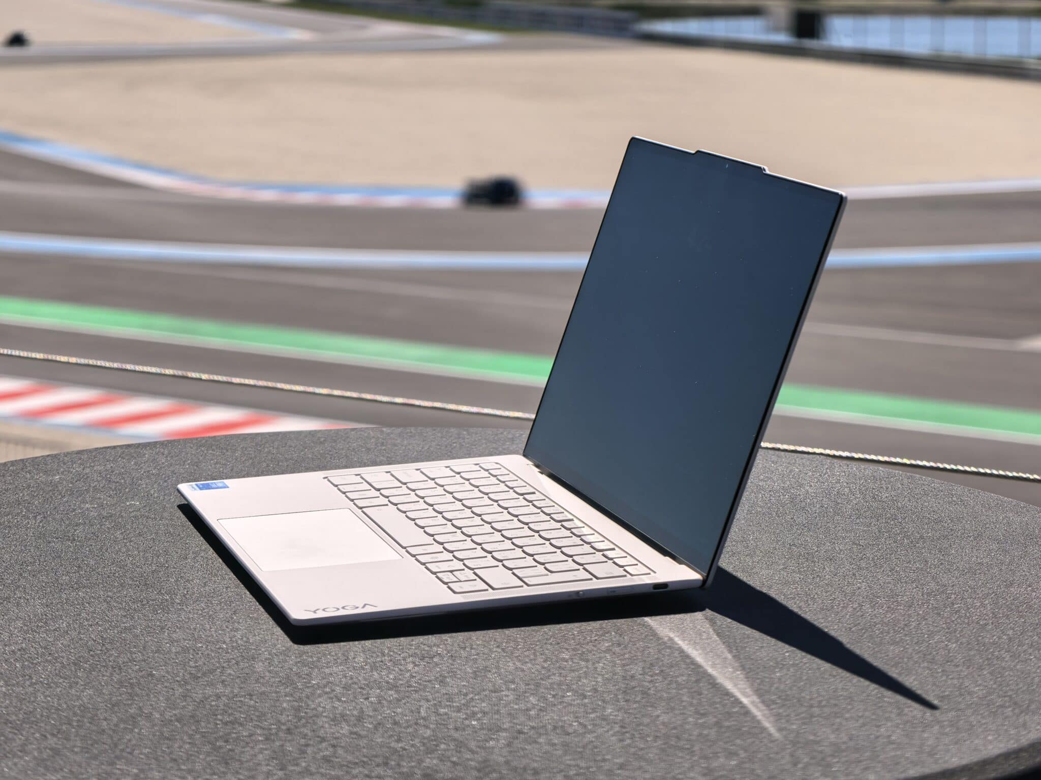 Lenovo Yoga Slim 7 Aura Edition: лаптопът под килограм, който може да ви накара да забравите за MacBook Air