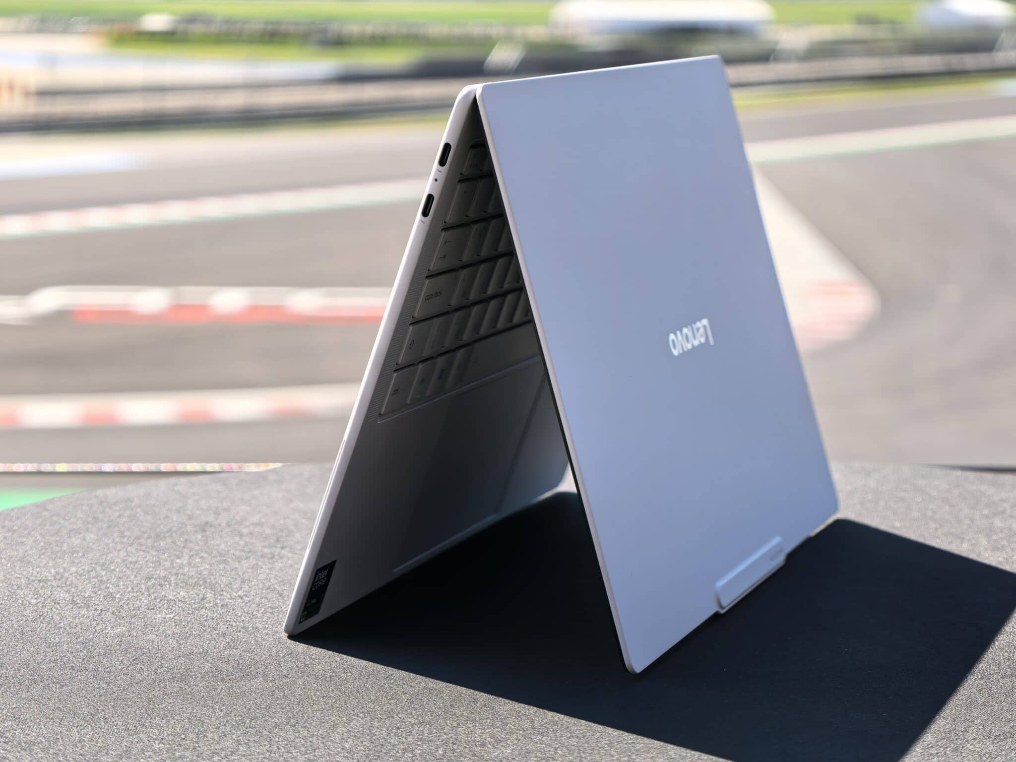Lenovo Yoga Slim 7 Aura Edition: лаптопът под килограм, който може да ви накара да забравите за MacBook Air