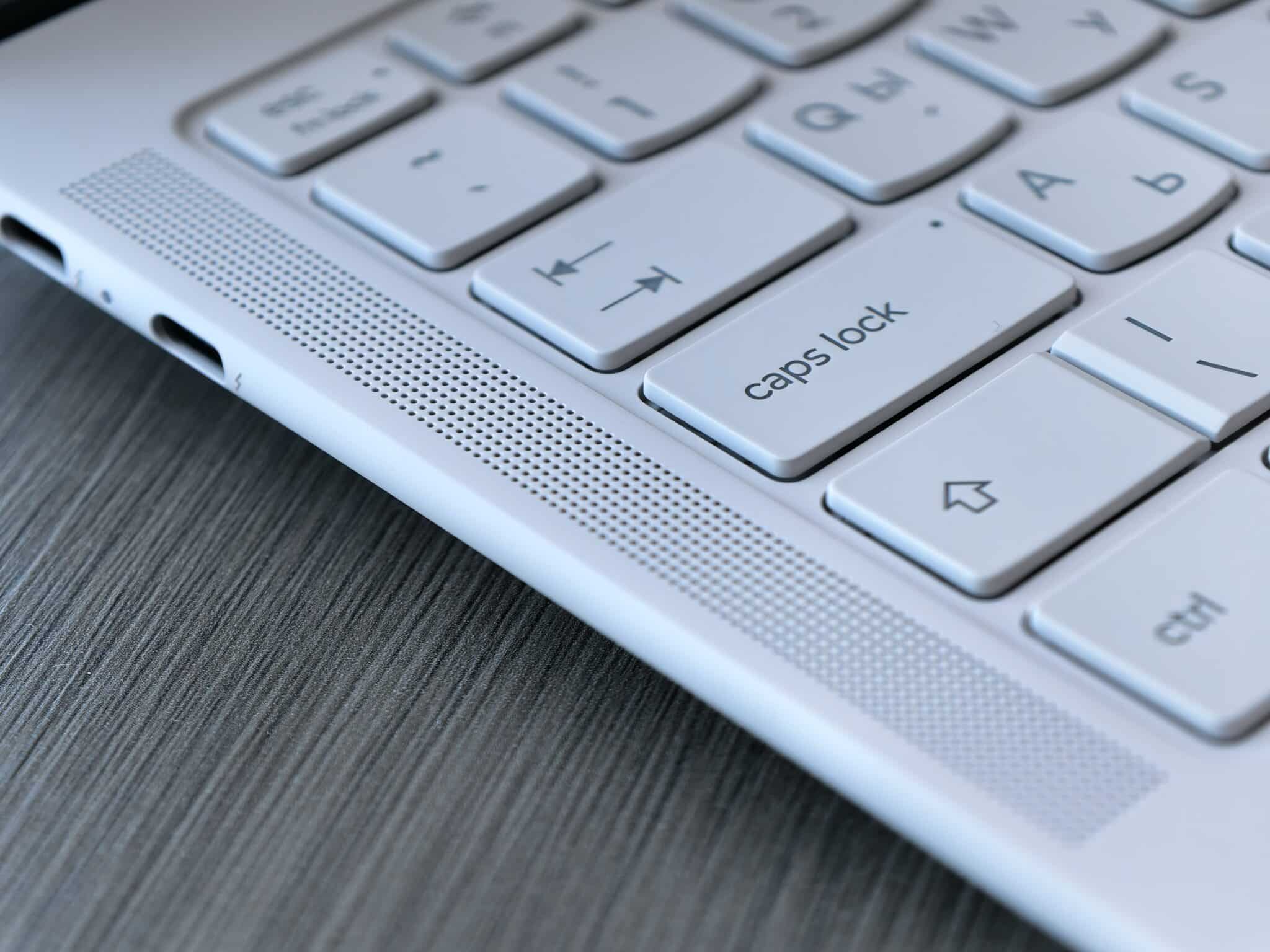 Lenovo Yoga Slim 7 Aura Edition: лаптопът под килограм, който може да ви накара да забравите за MacBook Air