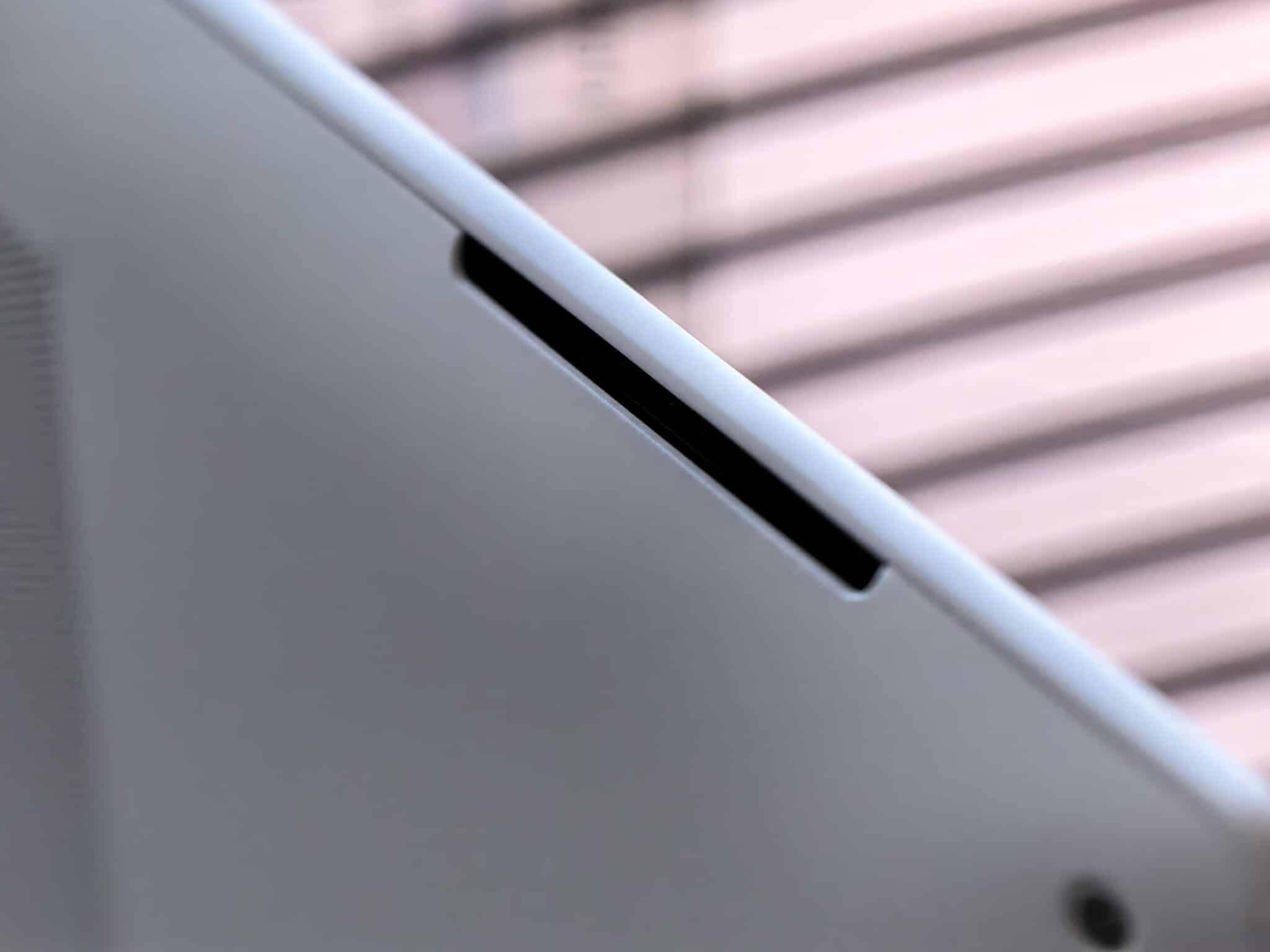 Lenovo Yoga Slim 7 Aura Edition: лаптопът под килограм, който може да ви накара да забравите за MacBook Air