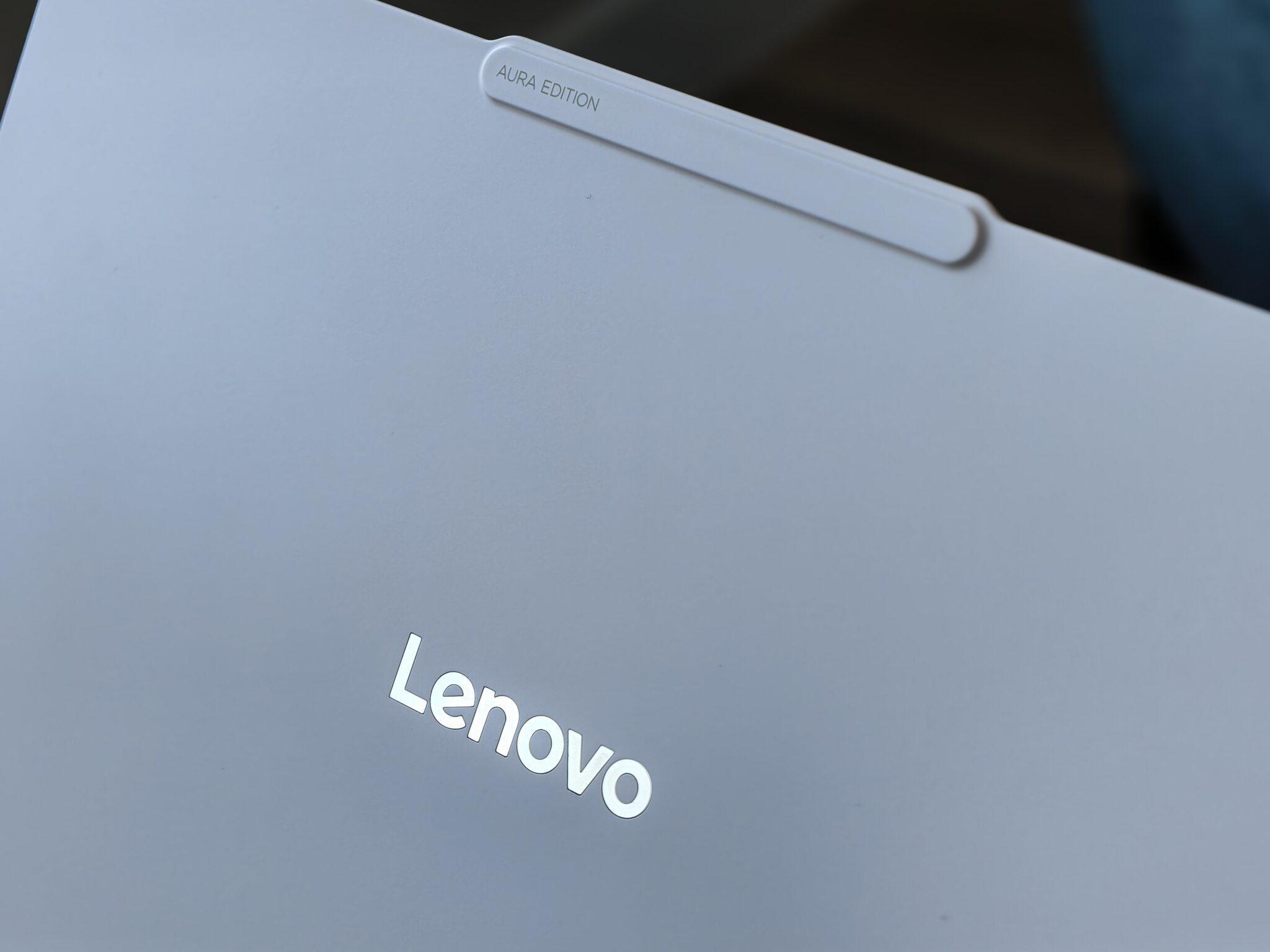 Lenovo Yoga Slim 7 Aura Edition: лаптопът под килограм, който може да ви накара да забравите за MacBook Air
