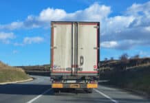 Защо камионите в Европа имат по няколко стикера за ограничение на скоростта отзад?