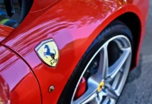 Мистерията зад емблемите: Защо Porsche и Ferrari използват един и същ изправен на задните си крака жребец