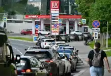 Екшън на руска бензиностанция: Полицай извади пистолет, за да овладее шофьор в Иркутска област Екшън на руска бензиностанция